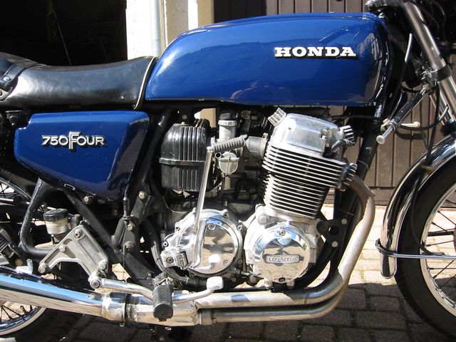 CB 750 von rechts